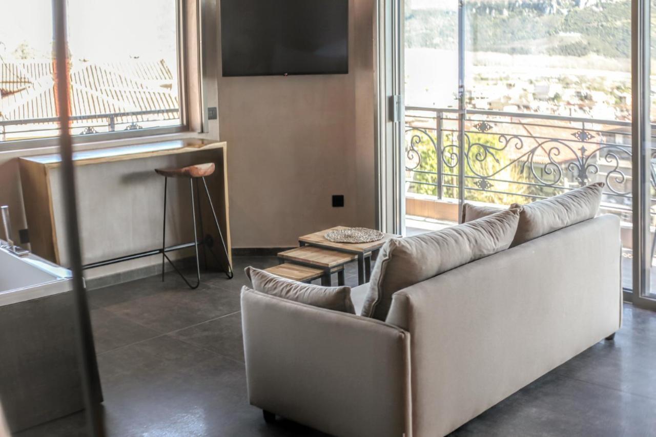 Meteora Heaven And Earth Premium Suites - Adults Friendly Калампака Екстериор снимка